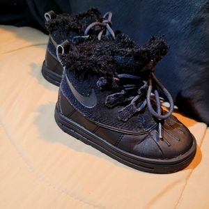 Black Nike boots with black fuzzy inside size 8c toddler